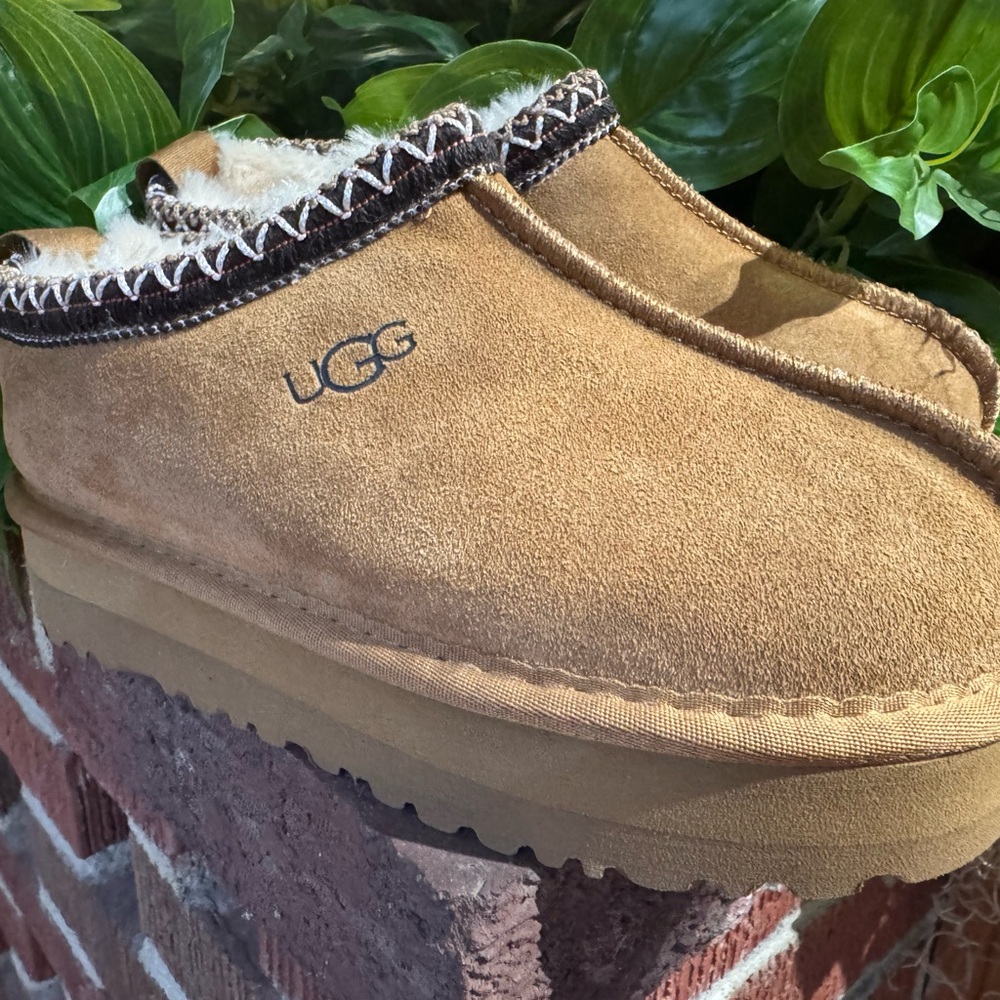 Girls size 3 UGG Chestnut Suede Platform Slippers